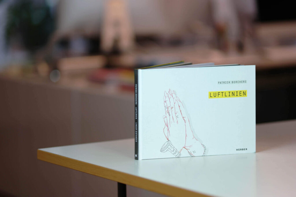 Buchcover von „Luftlinien“ mit Patrick Borchers’ Zeichnungen und typografischem Titel mit gelbem Akzent.