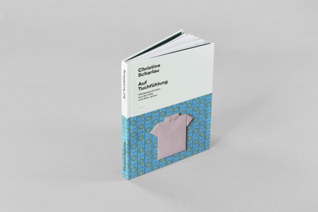 Buchcover von „Auf Tuchfühlung“ mit Stoffmustern und dem typografischen Titel.