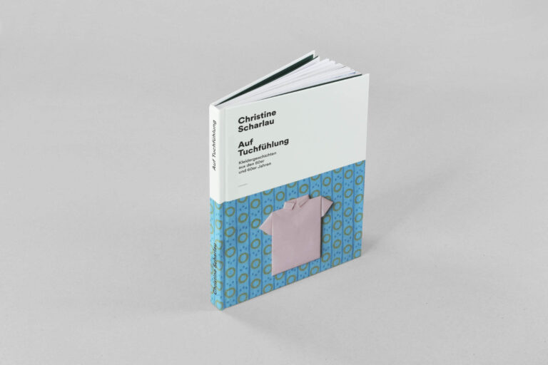 Buchcover von „Auf Tuchfühlung“ mit Stoffmustern und dem typografischen Titel.