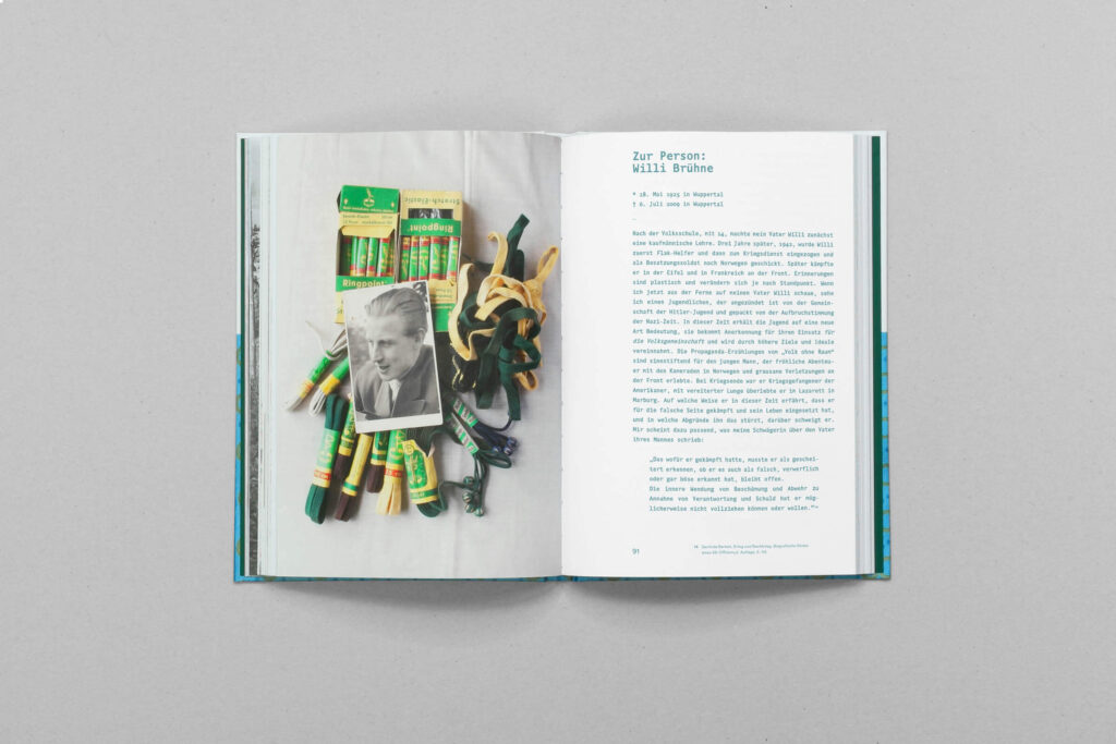 Doppelseite von „Auf Tuchfühlung“ mit komponierten Fotocollagen, die Texte in verschiedenen Schriften und Stoffen verbinden.