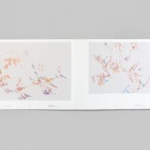 Buchgestaltung klassisch: Aufgeschlagene Doppelseite des Buches »Unterströmung« mit zwei Aquarellen von Bettina van Haaren