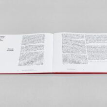 Aufgeschlagene Textdoppelseite des Buches »Unterströmung« mit einem gesetzten Beitrag von Gunnar Schmidt