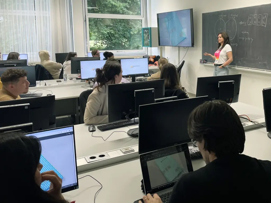 Yvonne Adams in Reutlingen, Thema Buchgestaltung